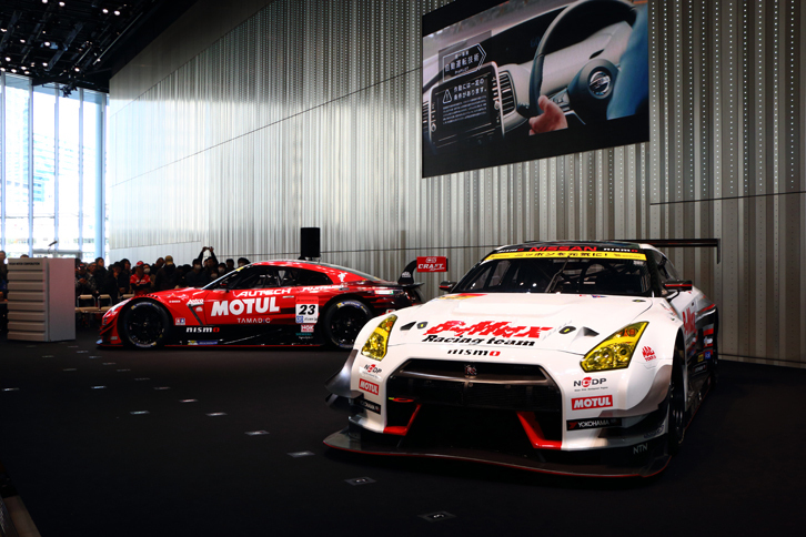 発表会のメインステージには、GT-R NISMO GT500（SUPER GT GT500クラス参戦車両：写真左）とGT-R NISMO GT3（同GT300クラス参戦車両：同右）が展示された。