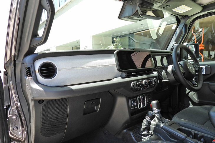 ジープ・ラングラー アンリミテッド スポーツ（ダッシュボード）