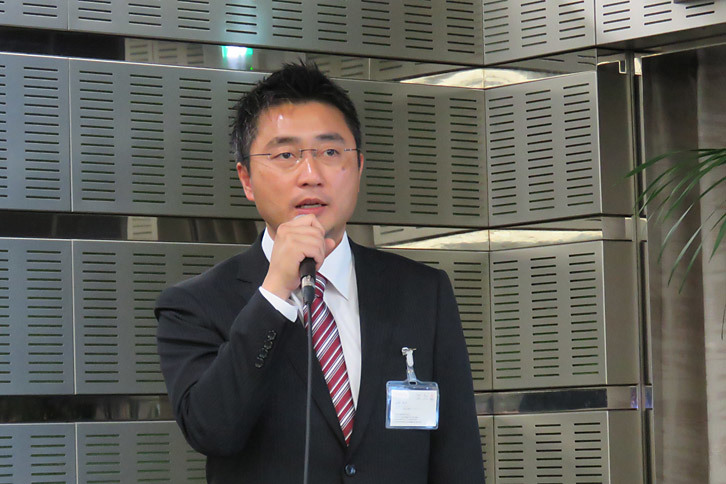 新しいエンジンやパワートレインについて説明する、トヨタ自動車パワートレーン製品企画部の山形光正チーフエンジニア。