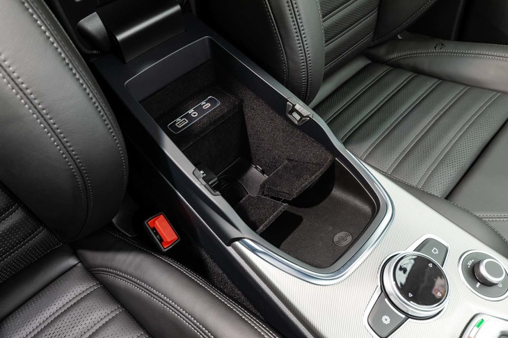 前席用アームレストの下は、USBやAUXのソケットが備わる小物入れスペース。スマートフォンの非接触充電トレーも用意される。