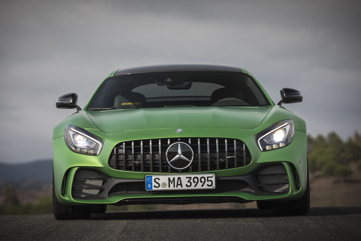 フロントに大きなエアインテークが備わり、顔つきはより獰猛に。全幅は2007mmに達する。