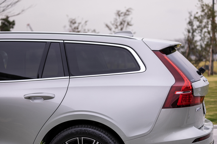 先代「V60」と比べて拡大されたリアセクション。サイドウィンドウの長さや面積も大きくなっている。ボルボのステーションワゴンらしいデザインだといえるだろう。