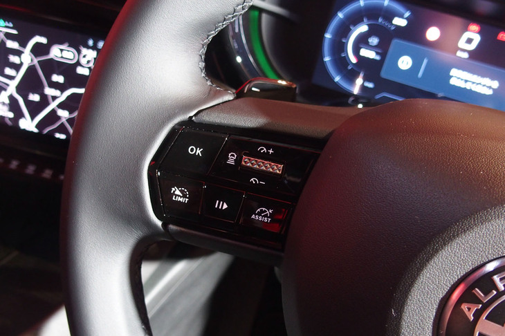 アルファ・ロメオ・ジュニア（ステアリングホイールスイッチ）