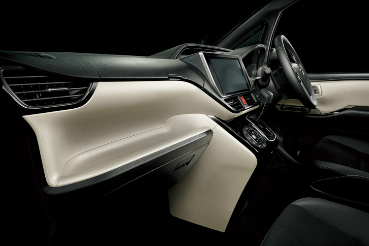 ブラック＆フロマージュのカラーで仕立てられた「「ノアSi”W×B」のインテリア。