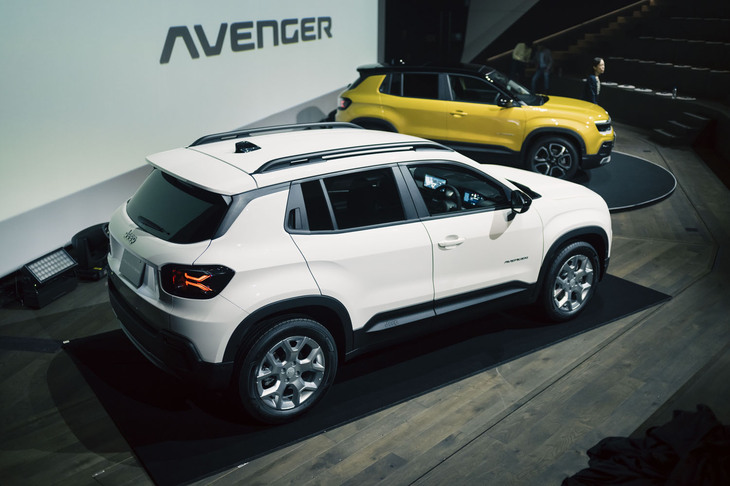 ジープ・アベンジャー アルティテュード（リアビュー）