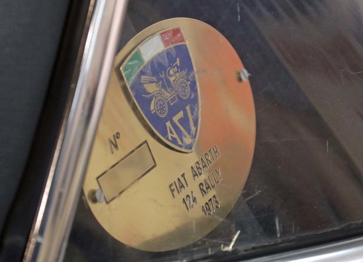 ASIのヒストリックカー認定プレートの例。