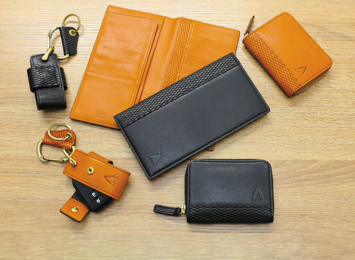 長財布はカードを7枚収納可能（2万4200円）。コインケースは大開口で使いやすい（1万6500円）。ジムニーのスマートキーにフィットする専用ケース（1万1000円）。いずれも上質な風合いのレザーでブラックとナチュラルを用意。