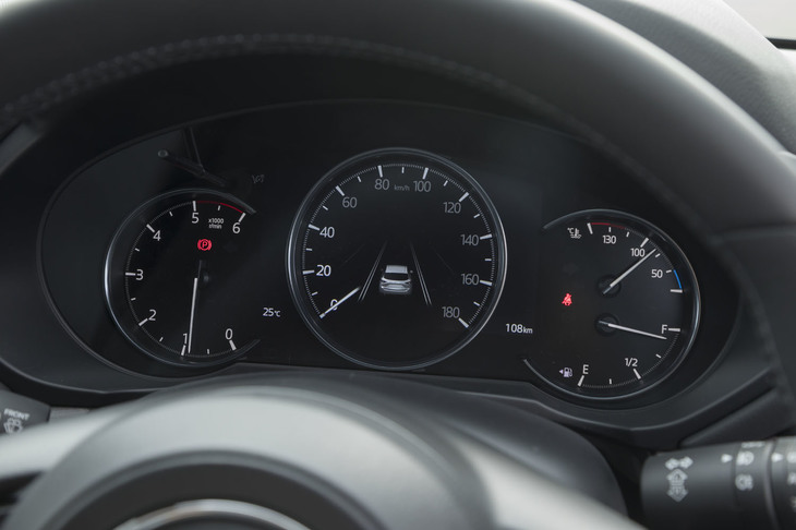 上級グレードには、センターを液晶スクリーンとしたメーターパネルを採用している。