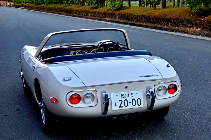 レストア作業には足かけ8年の歳月を要したというボンドカー2号車。市販車と同じソレックスツインキャブの2リッター直6を積む劇中登場の1号車とは異なり、こちらは試作用のウエーバー3連スロットル仕様になっている。