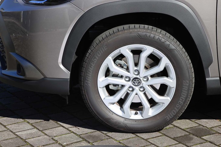 「S」では17インチのタイヤ＆ホイールが標準装備。試乗車はブリヂストンのオンロードSUV向け高級タイヤ「アレンザ001」を履いていた。