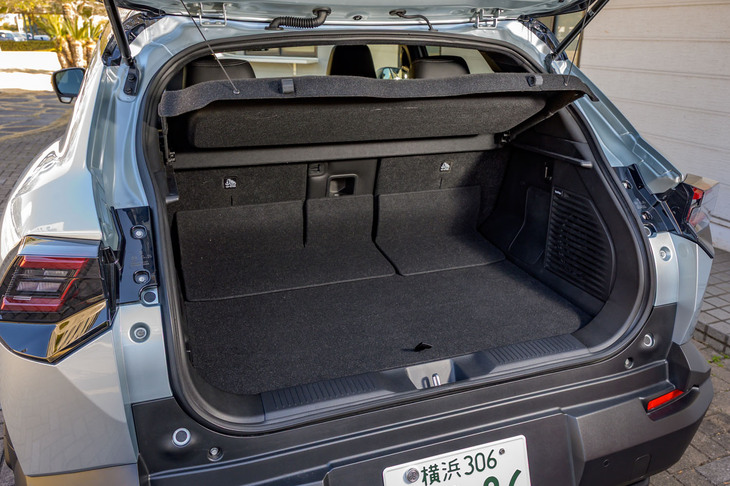 荷室容量は5人乗車時で238～306リッター（後席のスライド位置による）。床下には、充電ケーブルなどをしまうのに好適なアンダーボックスも備わる。