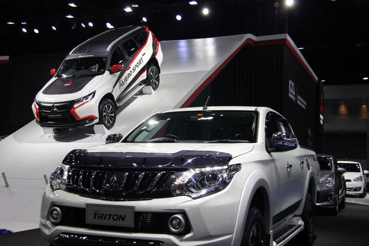 三菱自動車のブースは、展示車両のほとんどがピックアップトラックとSUV。ピックアップトラックはかつて日本にも輸入された「トライトン」の新型で、写真左上に見えるSUVはトライトンをベースに作られた「パジェロスポーツ」。どちらもタイでは大人気です。