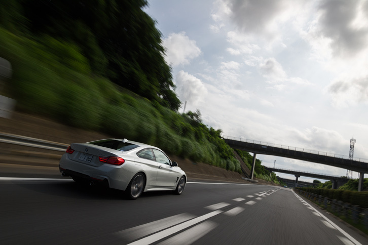 今回の改良では安全装備の強化も図られており、自車の後側方を警戒する「レーンチェンジ・ウォーニング」が標準装備となっている。