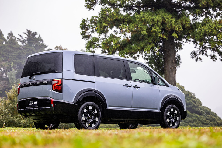 改良型「三菱デリカD：5」のリアビュー。2025年10月の「ジャパンモビリティショー2025」でプロトタイプモデルが初披露された。