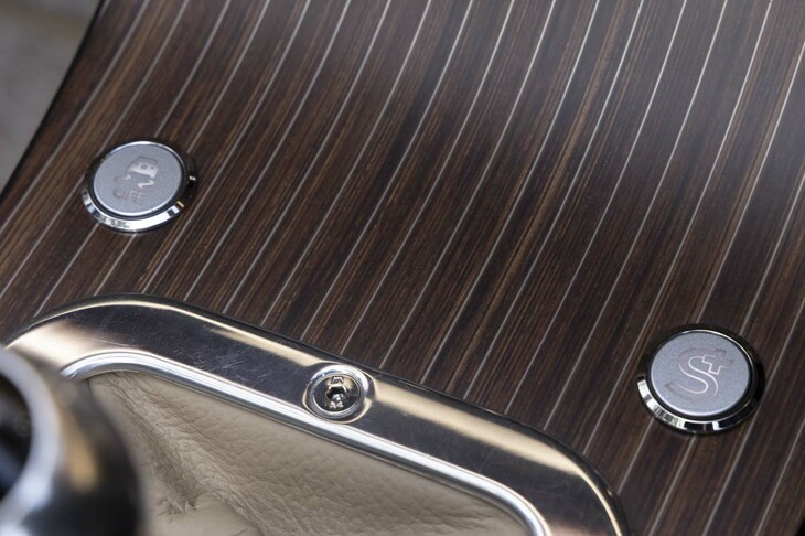 センターコンソールに備わる「Sプラス」モード（右）とトラクションコントロール・オフ（左）のスイッチ。トラクションコントロールはドライブモードの状態にかかわらず、オン／オフの切り替えが可能だ。