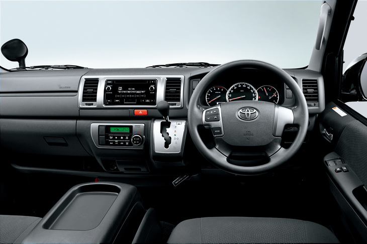 マイナーチェンジを受けた「ハイエース」のインストゥルメントパネルまわり。センタークラスターの意匠を変更したほか、メーターにインフォメーションディスプレイを追加。スマートエントリー＆スタートシステムやステアリングスイッチをオプション設定するなど、装備の強化が図られた。（写真は「バン ロングボディー スーパーGL」）