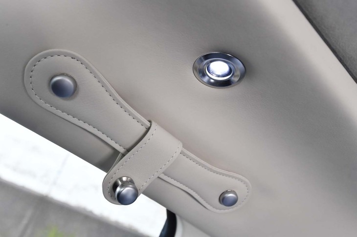 こちらはリアシートの乗員が使うグラブバー。ハンガーをつるすためのフックが装着されていた。