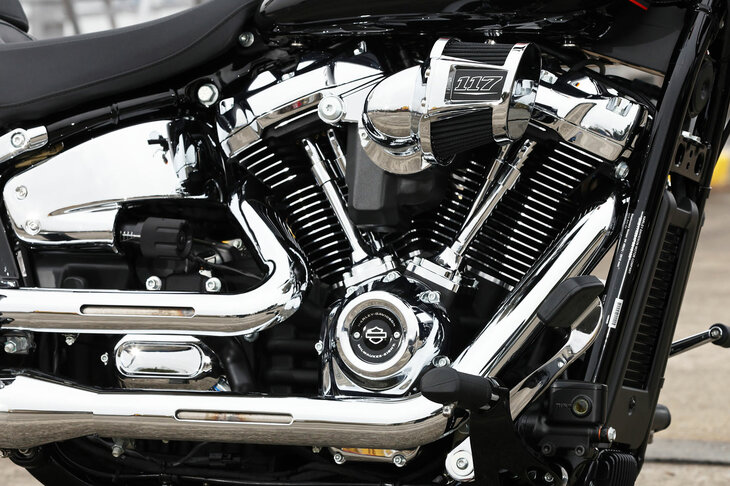 空冷と油冷を組み合わせた冷却機構と、OHVでありながら1気筒4バルブのヘッドを持つV型2気筒エンジン「ミルウォーキーエイト」。2023年モデルには、最大排気量の「ミルウォーキーエイト117」が搭載される。