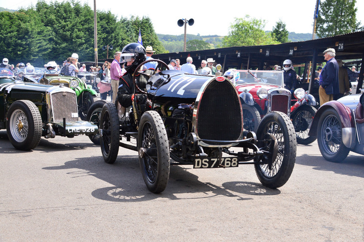 「VSCC」が英国で開催したイベントの様子。VSCCは英国全土でオーナーズミーティングのほか、クラシックカーで行うレースやヒルクライム、ロードラリー、トライアルなどの自動車競技会も主催している。