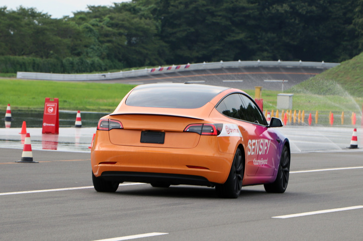 どのテストでも制動時の安定した挙動が印象的だった「センシファイ」。フルブレーキ時のノーズダイブの小ささも記憶に残った。