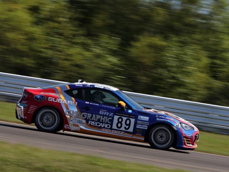 予選はクラブマンシリーズ エキスパートクラスから始まりました。前日とは正反対のコンディションとなり少し戸惑いましたが、なんとか9位につけることができました。自己ベストの順位ではないものの、ポイントゲットとシングルフィニッシュが見える位置で、決勝に向けてよいイメージを持つことができました。