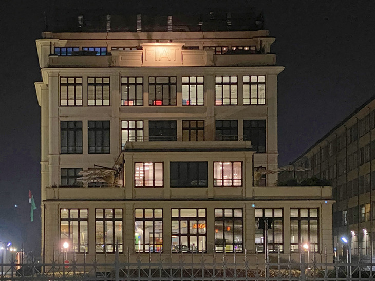 IT企業リプライの所有となったフィアット旧本社。夜8時、かつてとは違う鮮やかなネオンや照明の光が漏れていた。2022年11月撮影。