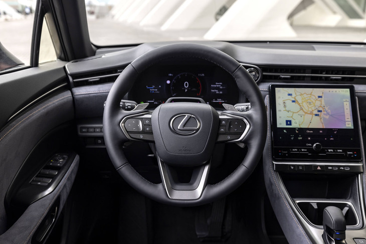 触れているステアリングスイッチに応じた操作ガイドをヘッドアップディスプレイに表示する「タッチトレーサーオペレーション」を採用。「ヤリス クロス」にはないシフトパドルが備わっている。