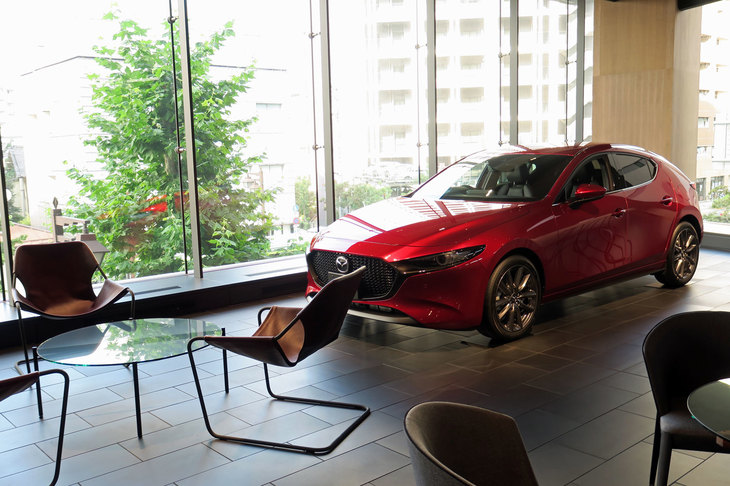 窓際に展示された「マツダ3」。外から見えやすい場所にクルマを展示することで、道行く人にここが自動車のショールームであることをアピールしているという。