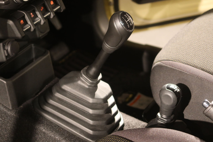 スズキ・ジムニー ノマド（5段MT車のシフトレバー）