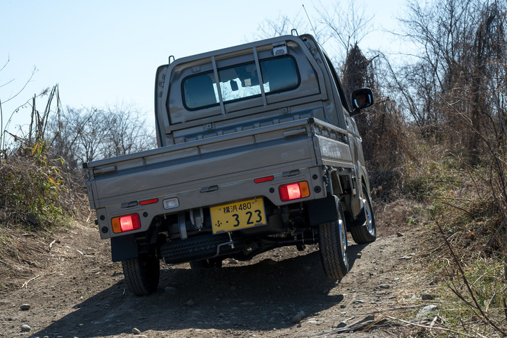 「キャリイ」では、いわゆるブレーキLSDの「ぬかるみ脱出アシスト」を全車に標準で採用。タイヤが浮くような状態でも、空転するタイヤにブレーキをかけて駆動力が逃げるのを防ぎ、脱出をサポートしてくれる。