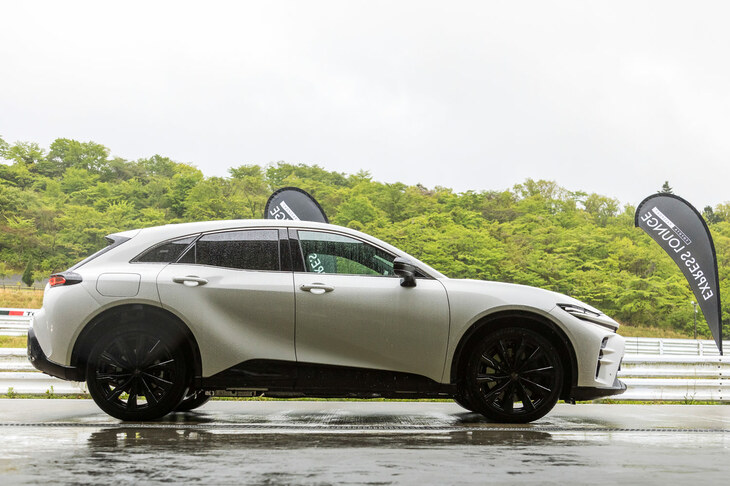 ボディーサイズは全長×全幅×全高＝4720×1880×1565mm。全長は同門の「トヨタ・ハリアー」に近いが、こちらのほうが幅が広く、全高は10cm近く低い。（写真：山本佳吾）