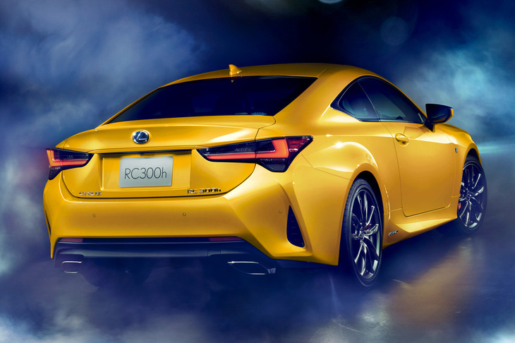 新規設定色「ネープルスイエローコントラストレイヤリング」が採用された「RC350“Fスポーツ”」。