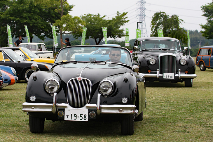 漆黒の「ジャガーXK150ドロップヘッドクーペ」に続くのは「ベントレーS2サルーン」。「ロールス・ロイス・シルバークラウドII」のベントレー版である。