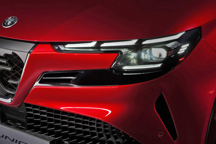 「ジュニア」のフロントマスクの特徴となっている、巨大なコの字のヘッドランプ。ご覧のとおり、実際には下部はただの黒い装飾で、そこに灯火類はない。