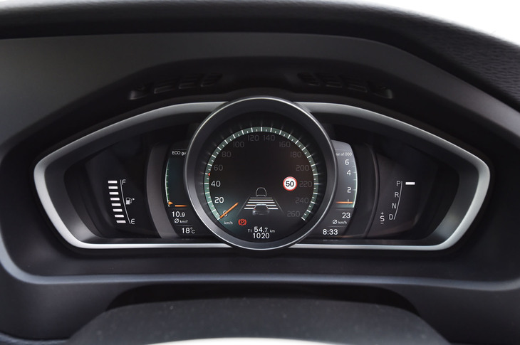 ウイング型のメーターパネルは、カラーの液晶タイプ。ドライバーの好みに合わせて、テーマカラー（Elegance／Eco／Performance）を設定できる。