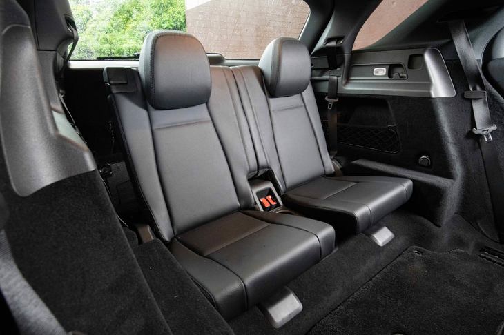 3列目シートは、空間的にもしつらえ的にも、あくまで非常用といった趣。5：5の分割可倒式で、荷室床面と同じ高さに、水平かつフラットに格納される。