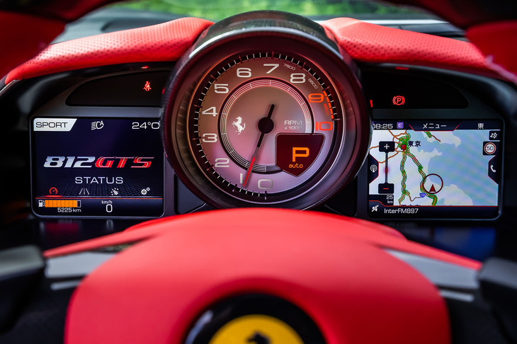 アナログ式のエンジン回転計を中央に配置したメーターレイアウトは、「812スーパーファスト」に準じている。アルミニウムと呼ばれるメーターのカラーリングはオプションで、同色を含め全5種類から選択できる。