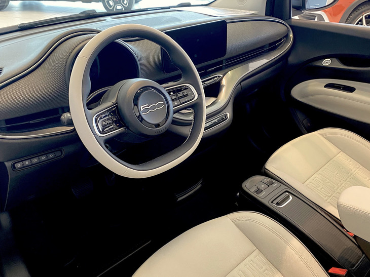 ステアリングスポークにはアダプティブクルーズコントロール用のボタンなどが並び、ダッシュボード中央にはインフォテインメントシステム用の10.25インチディスプレイが広がる。