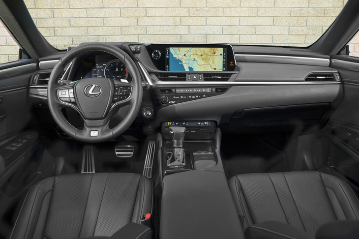 7代目となる新型「ES」のインテリア。ドライバーの操作を意識したデザインとしながらも、ドアトリムまで連続する水平基調のラインで空間の広がりが表現されている。