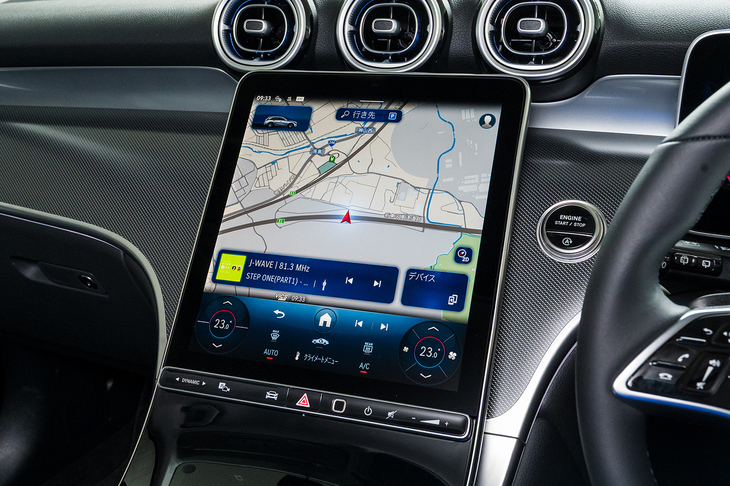 ダッシュ中央には縦長の11.9インチタッチスクリーンを装備。ARナビゲーションも搭載している。