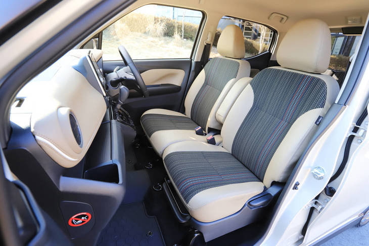 「eKクロスT」のフロントシート。モーターアシスト用のリチウムイオンバッテリーは、運転席の下に搭載される。