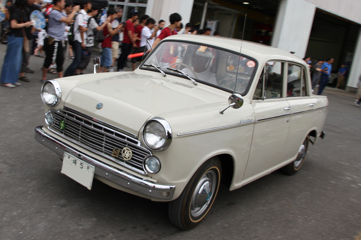 1963年「ダットサン・ブルーバード1200スタンダード」。新車時からの「埼5」ナンバーを持つ、型式名「312」こと初代ブルーバードの最終型。スタンダードは珍しい。
