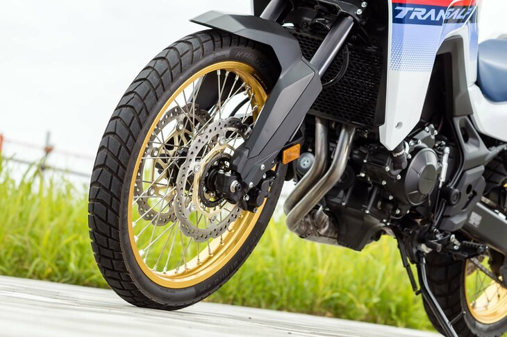 タイヤサイズは前：90/90-21 54H、後ろ：150/70R18 70Hと、悪路走行もしっかり想定したもの。試乗車のタイヤはオン／オフ双方の性能を併せ持つ「メッツラー・カルーストリート」だった。