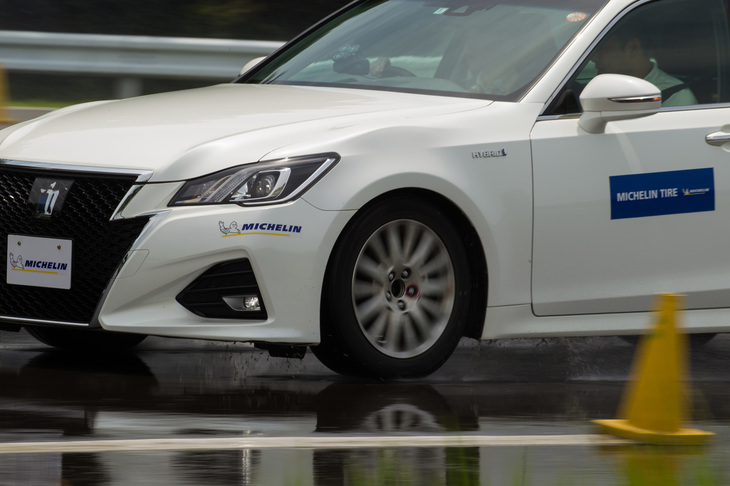 散水路を走行する、「ミシュラン・プライマシー4」を装着した「トヨタ・クラウン」。