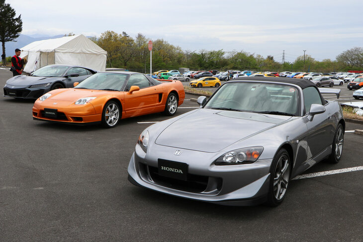 「Honda SPORTS DRIVE WEB Fan Meeting 2024」には、主催者展示として、初代「NSXタイプS」、2代目「NSXタイプS」、「S2000タイプS」の、計3台のタイプSが展示された。いずれも希少なNSXとS2000のなかでも、モデル終盤に発売され、生産数も少ない。それだけに3台がそろうことはめったになく、貴重な機会となった。
