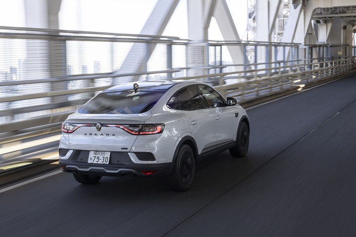 今回の試乗車はフルハイブリッドの「E-TECHフルハイブリッド」。1.6リッター4気筒エンジンにメインとサブの2つのモーターを組み合わせたルノー独自の電動パワートレインだ。