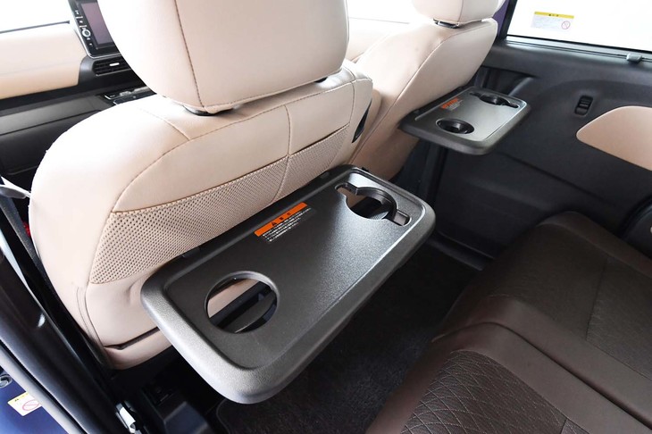 カップホルダー付きのテーブルは、セットオプションに含まれるもの。テーブルの下方にはUSBソケットも。