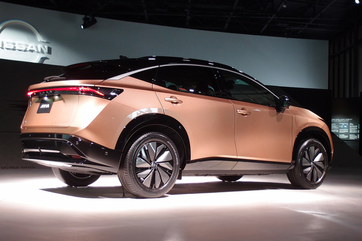 「日産アリア」にはFFと4WDの2種類の駆動方式が用意される。