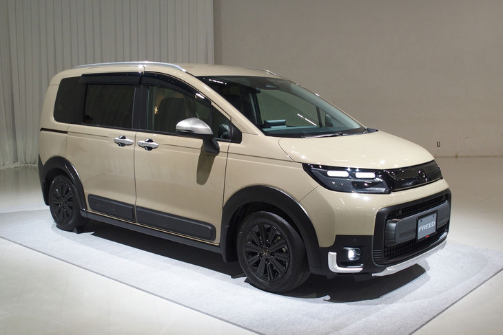 3代目「フリード」では、上質で洗練されたデザインの「エアー」と、力強く遊び心にあふれる「クロスター」（写真）の2種類をラインナップ。クロスターは前後フェンダーにクラッディングが追加され、全幅が1720mmとなる。