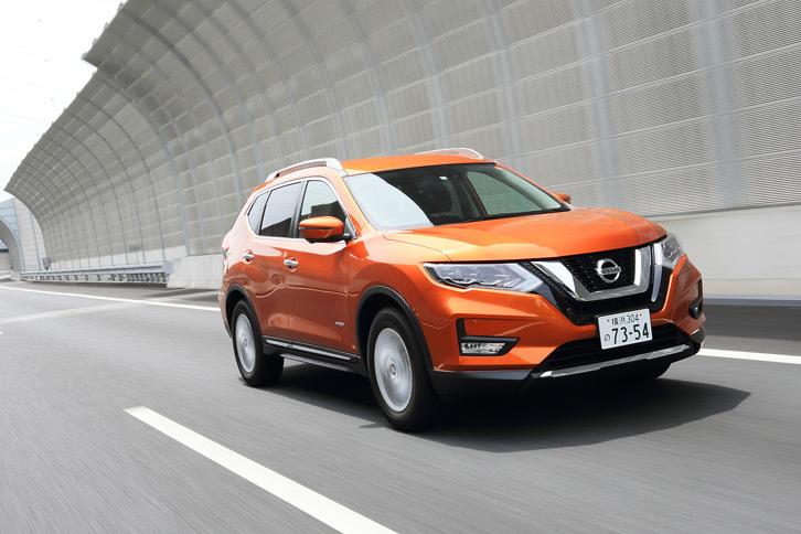 今回のマイナーチェンジにより、「エクストレイル」には操舵支援機能付きのアダプティブクルーズコントロール「プロパイロット」がオプション設定された。